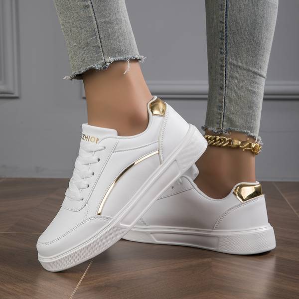 Weiße Schuhe Mit Goldenen Und Silbernen Details